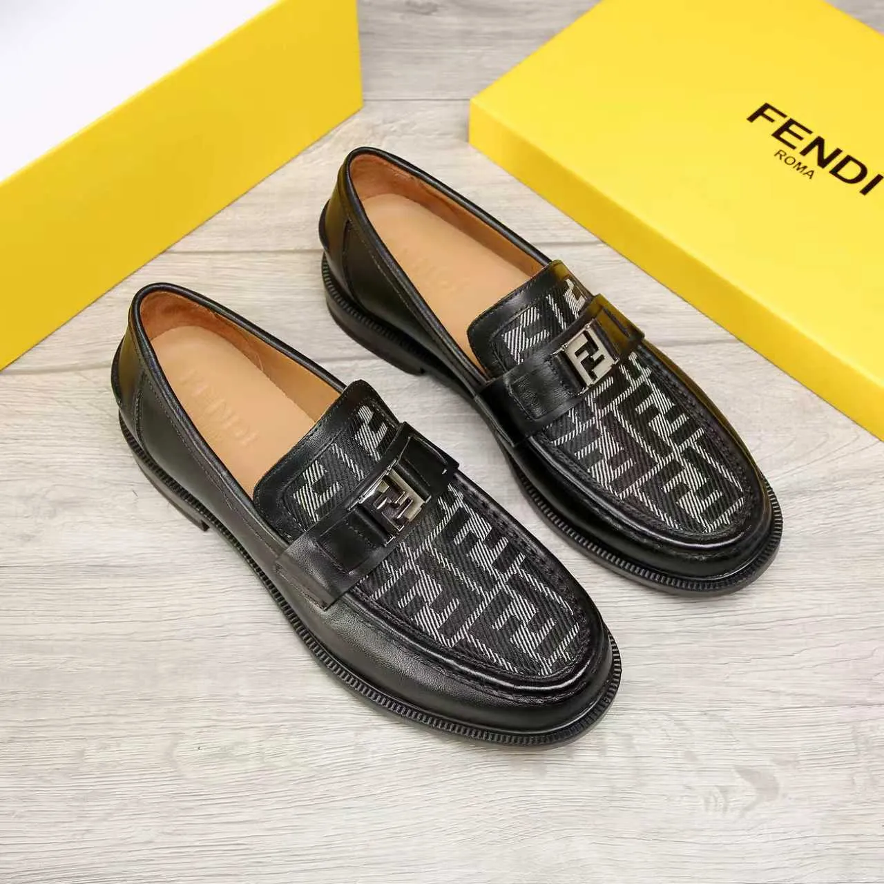 ​Men's shoes 💰 500 💰 Water dyed cowhide 🆘 The latest FENDI ( Fendi ) new casual leather shoes 🕶️🕶️ Simple routing effect, showing an elegant and cool driving shoe 🎬Made of Italian 🇮🇹 imported calfskin + first-layer water-dyed cowhide lining🐂Excellent material🎬Detailed workmanship 🤗Comfortable foot feel➰➰. ​Pair it with any outfit to show your taste and temperament, low-key luxury ♻️Design ​simple and elegant ​noble and fashionable 🍃​Very loved and favored by trendy men 💓❤️Size: 38-44 2⃣️colors available
